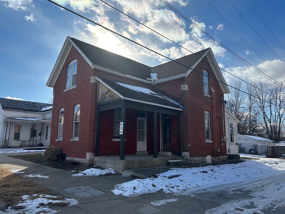 824 S 11th St in Quincy, IL - Building Photo