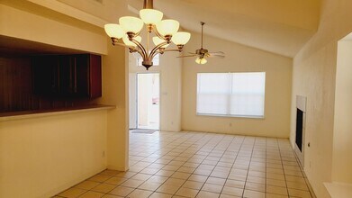 7025 Crown Ridge Dr in El Paso, TX - Foto de edificio - Building Photo