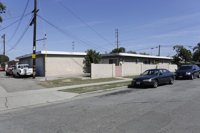 16911 Newland St in Huntington Beach, CA - Building Photo - Building Photo