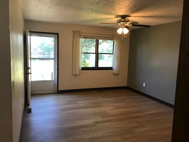 609 Nelson Dr in Lebanon, MO - Building Photo - Building Photo
