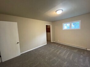 240 Lucinda St in Perry, IA - Building Photo - Building Photo