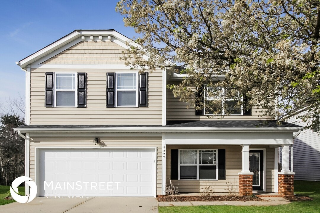5229 Stowe Derby Dr in Charlotte, NC - Building Photo