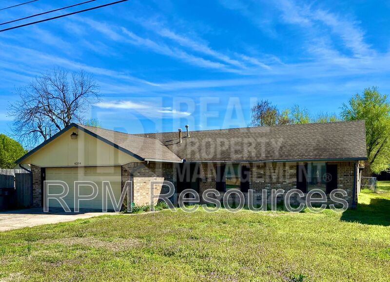 6204 NW 30th St in Bethany, OK - Building Photo