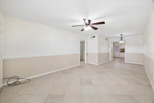 66 E Tri Oaks Ln in Houston, TX - Building Photo