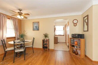 5918 Ira Ave in Cleveland, OH - Foto de edificio - Building Photo