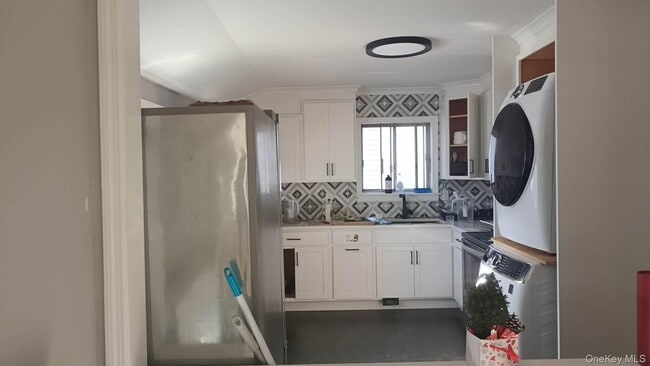 10 Vilno Ct in Huntington Station, NY - Building Photo - Building Photo