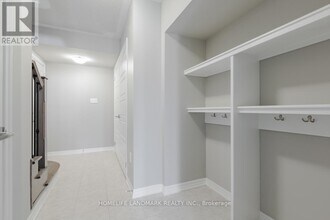 125 Toucan Trail in Oakville, ON - Building Photo - Building Photo