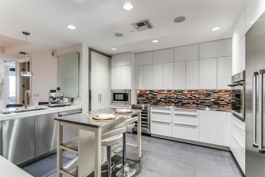 1505 Elm St, Unit 1003 in Dallas, TX - Building Photo