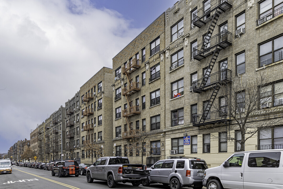 17-23 Post Ave in New York, NY - Building Photo