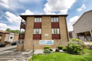 955 4th St in Charleston, IL - Building Photo