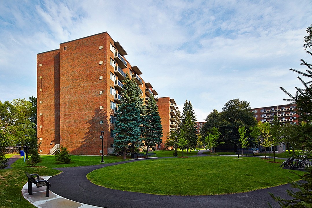 Les Jardins Radisson in Gatineau, QC - Building Photo