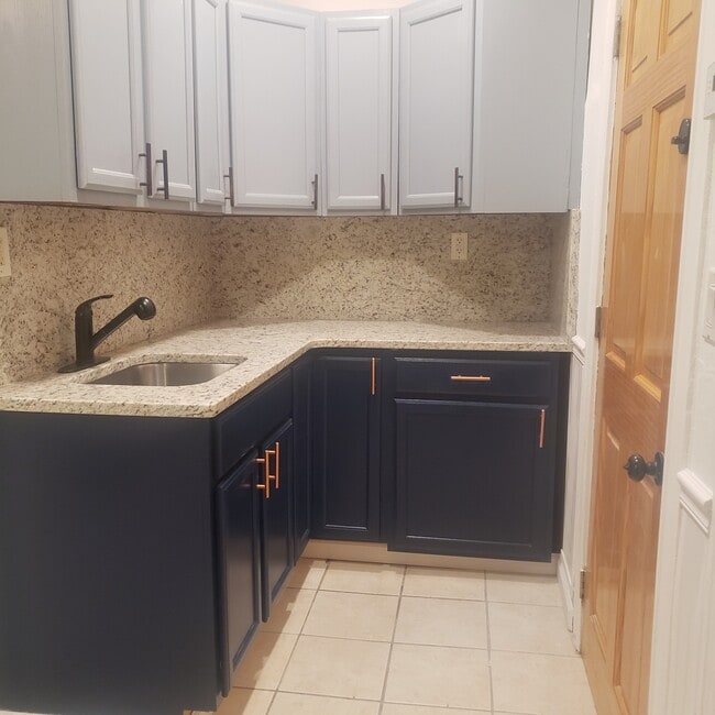 18 Warwick St, Unit 1 in Auburn, MA - Foto de edificio - Building Photo