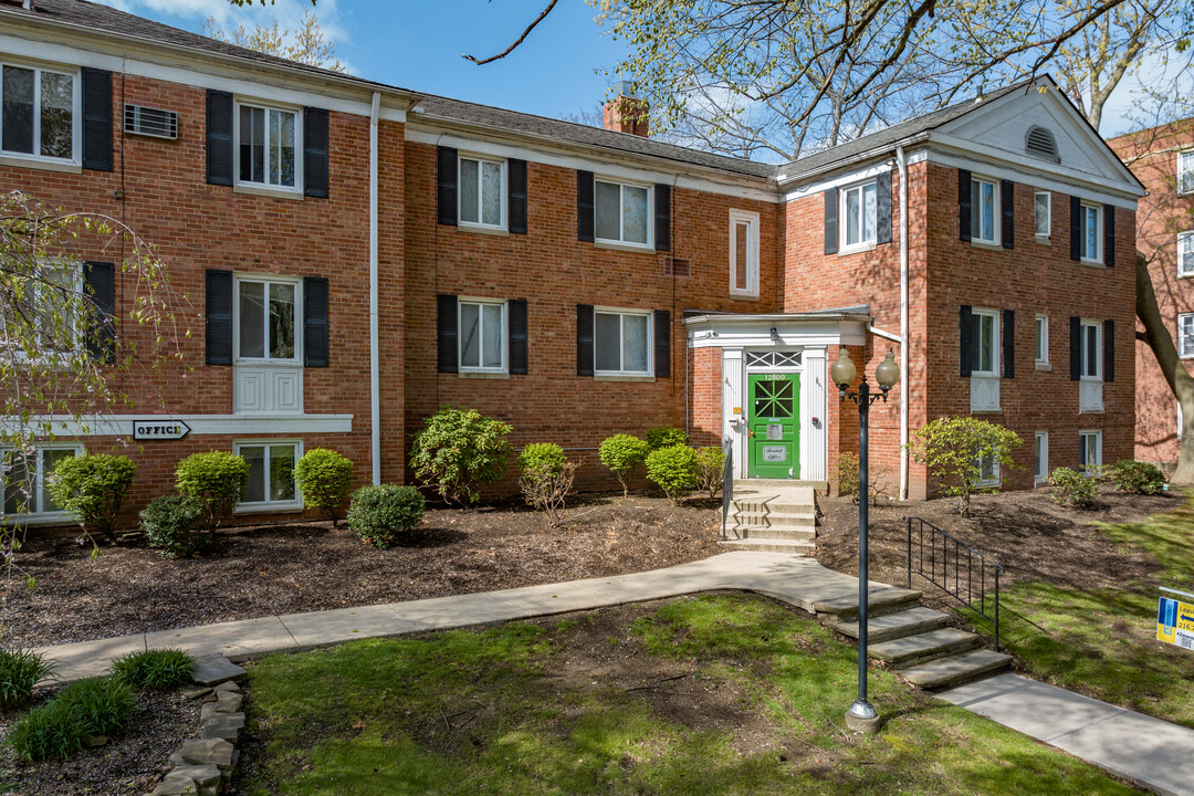 Fairhill Gardens in Shaker Heights, OH - Building Photo