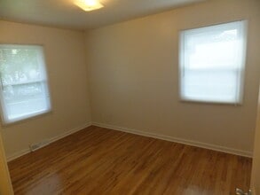 2323 E Bearfield Subdivision in Columbia, MO - Foto de edificio - Building Photo