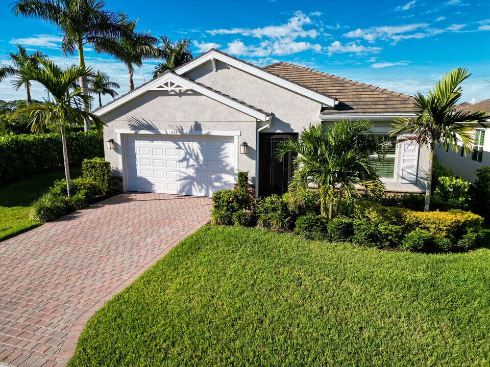 636 Ibiza Loop in Venice, FL - Building Photo