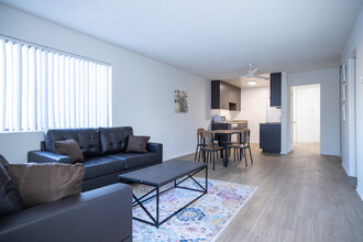 Mardi Gras Apartments in Los Angeles, CA - Building Photo - Interior Photo