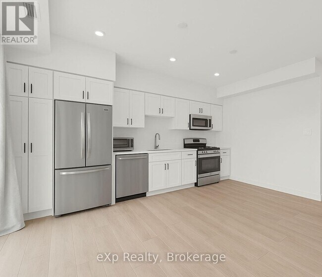 824 Woolwich St in Guelph, ON - Building Photo - Building Photo