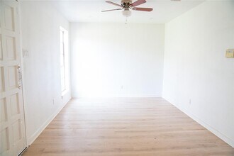 4451 Oak Shadows Dr in Houston, TX - Building Photo - Building Photo