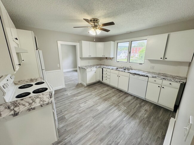 22 Barnes St, Unit Floor 2 in Bristol, CT - Foto de edificio - Building Photo