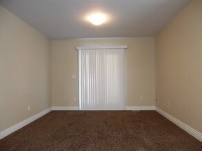 1205 Princes Cir in Syracuse, UT - Foto de edificio - Building Photo