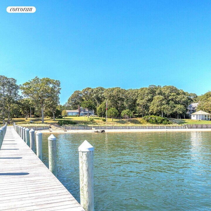 52 Actors Colony Rd in Sag Harbor, NY - Building Photo