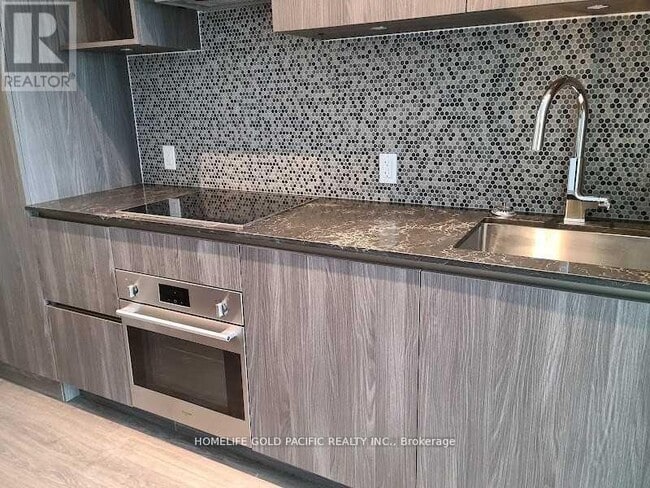 1 Yorkville Ave in Toronto, ON - Building Photo - Building Photo