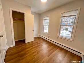 8 Locust St in New Britain, CT - Building Photo - Building Photo