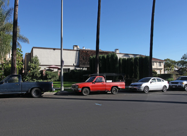 1910 Rodney Dr in Los Angeles, CA - Building Photo - Building Photo