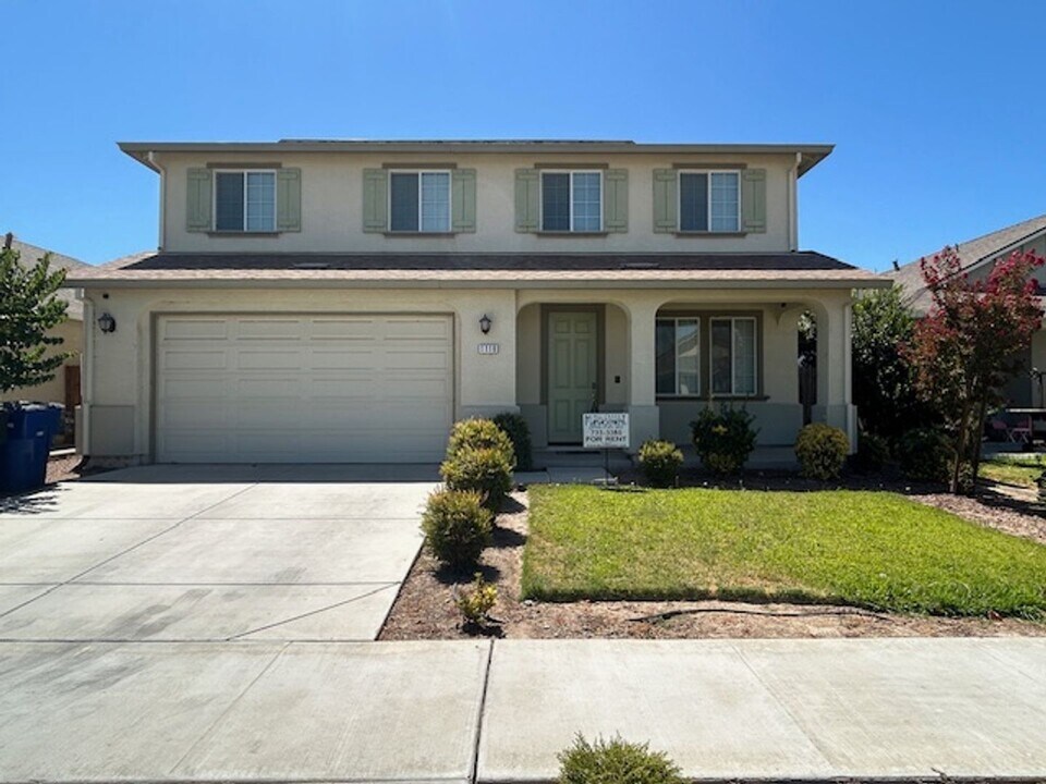 1118 Greenbrier Dr in Hanford, CA - Building Photo