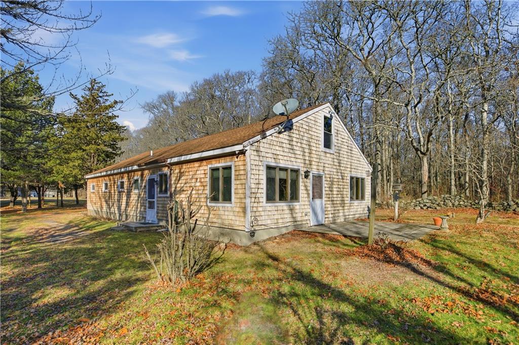 46 Simmons Rd in Little Compton, RI - Building Photo