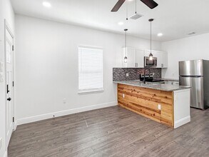 438 Gulf St in San Antonio, TX - Foto de edificio - Building Photo