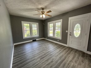 495 Jamestown St in Russell Springs, KY - Building Photo - Building Photo