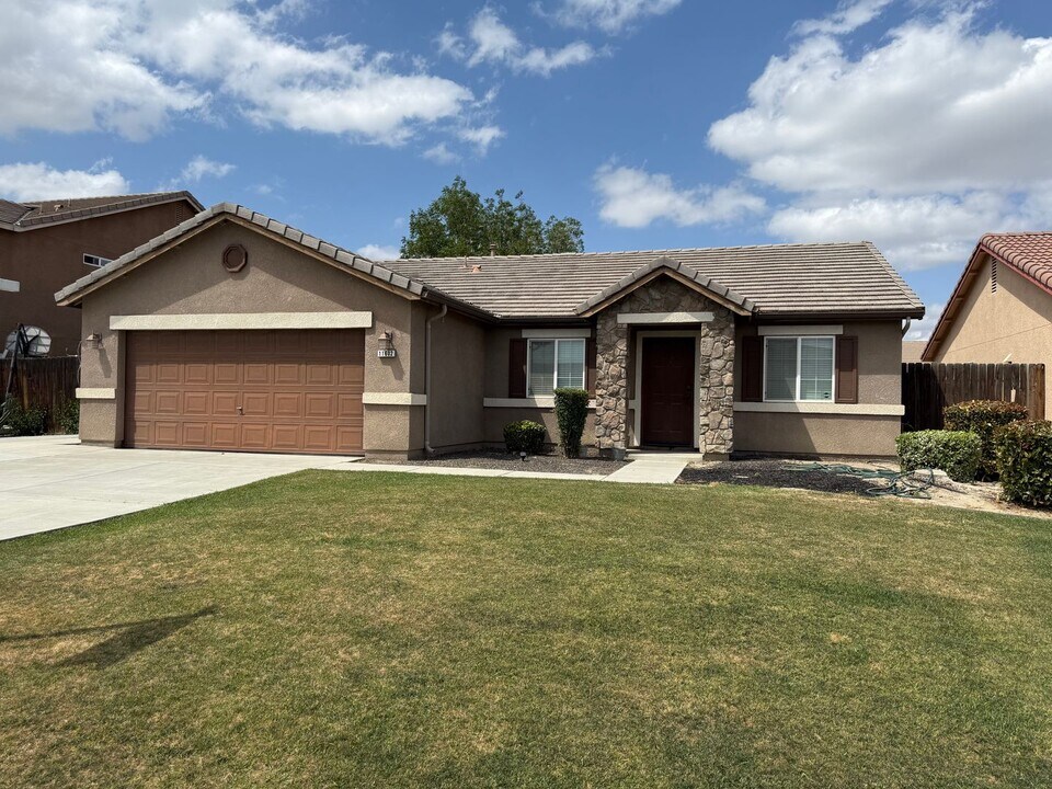 11602 Trabancos Dr in Bakersfield, CA - Building Photo