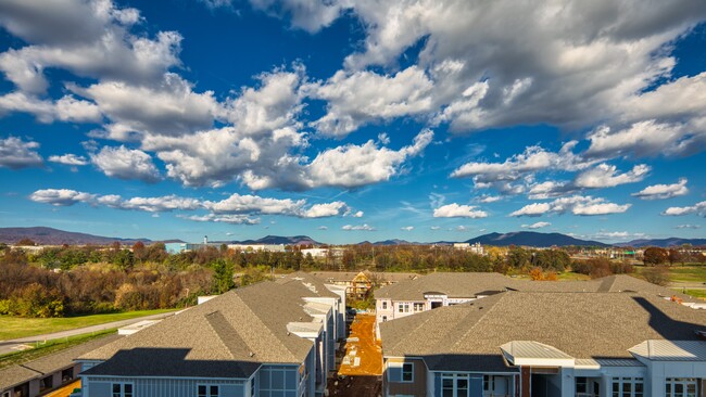 The View at Blue Ridge Commons in Roanoke, VA - Foto de edificio - Building Photo