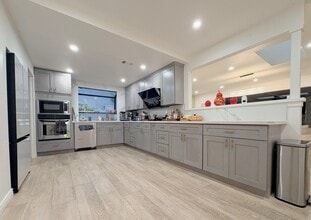 10322 Barbara Anne St in Cypress, CA - Foto de edificio - Building Photo