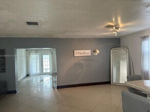 305 SW 7th St in Hallandale Beach, FL - Foto de edificio - Building Photo