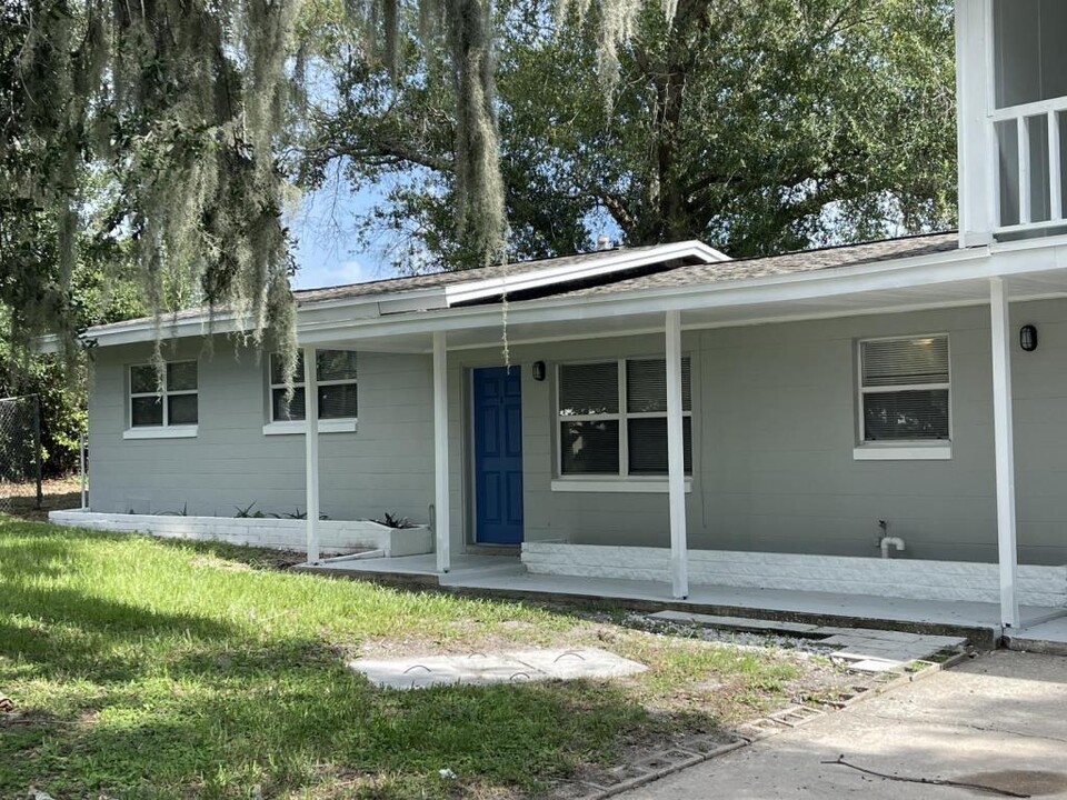 3427 W Main St in Mims, FL - Building Photo