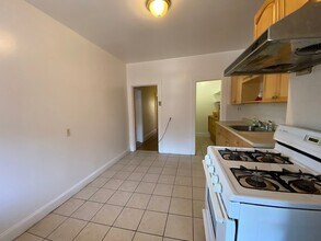 884 Huntington Ave, Unit 3 in Boston, MA - Foto de edificio - Building Photo