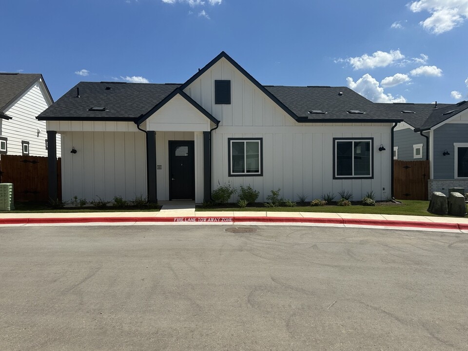 Avilla Vista Ranch in Liberty Hill, TX - Building Photo