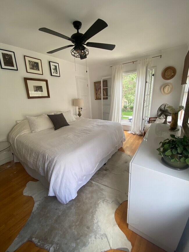 344 1/2 N Sycamore Ave, Unit 344 1/2 in Los Angeles, CA - Foto de edificio - Building Photo
