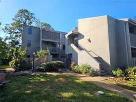 137 Woodland Pl in Osprey, FL - Building Photo