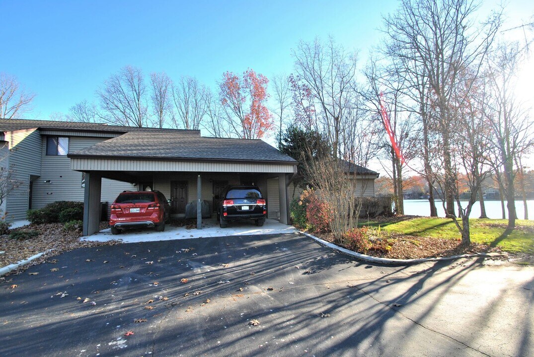 74 Lakeshore Ct in Crossville, TN - Building Photo