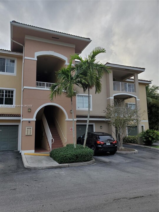 6458 Emerald Dunes Dr in Royal Palm Beach, FL - Building Photo