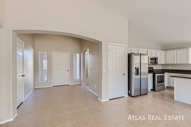 6524 W Hilton Ave in Phoenix, AZ - Foto de edificio - Building Photo