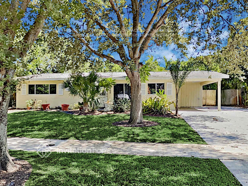 705 Tradewind Dr in North Palm Beach, FL - Building Photo