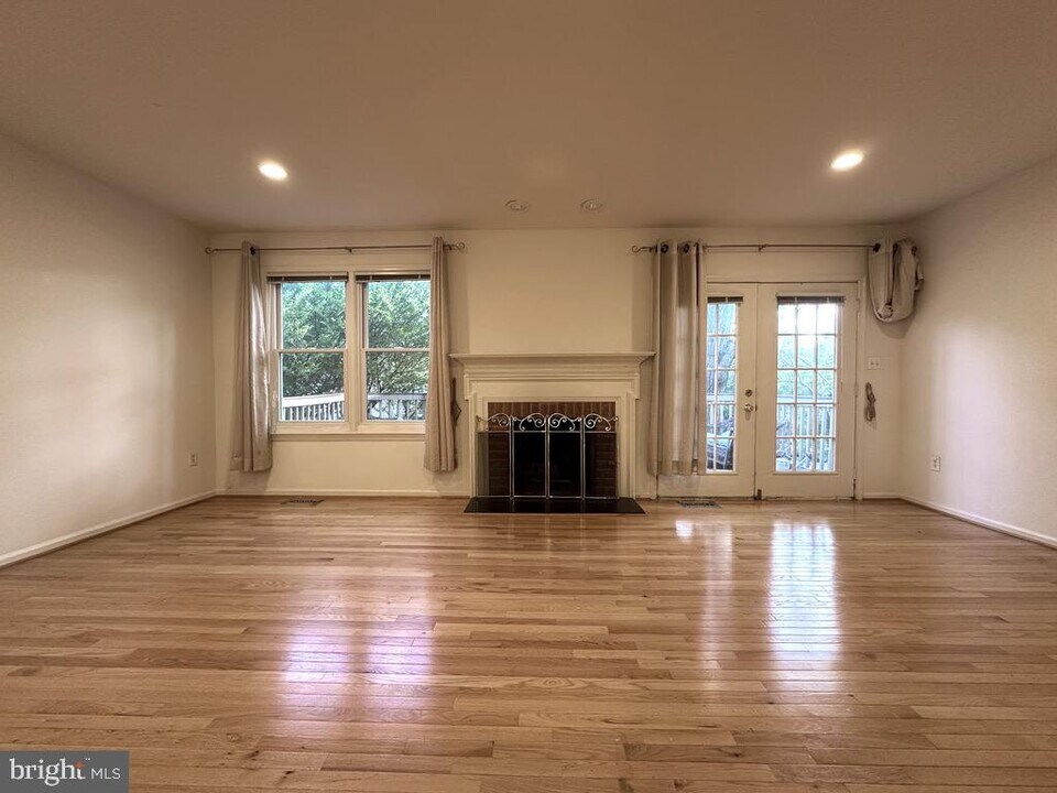 6042 Loganwood Dr in Rockville, MD - Building Photo