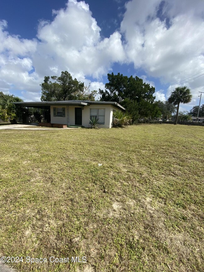 1041 Tudor Ln in Titusville, FL - Foto de edificio - Building Photo