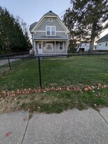 2015 Johnson Ave NW, Unit 2015 Lower in Cedar Rapids, IA - Building Photo