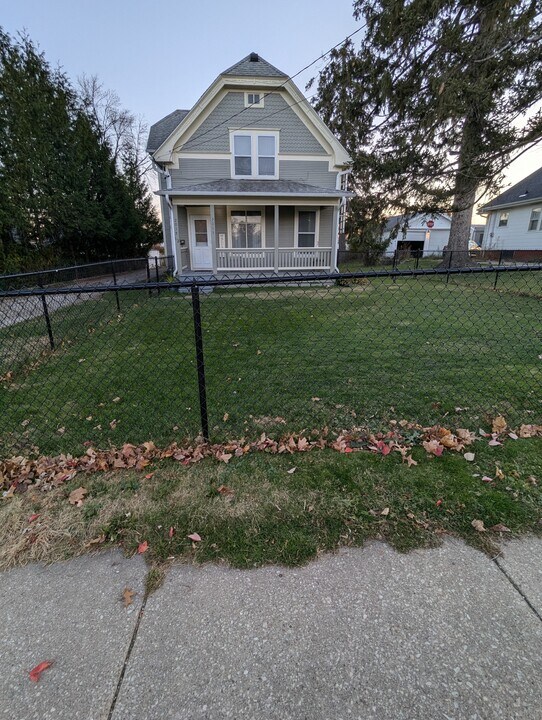 2015 Johnson Ave NW in Cedar Rapids, IA - Building Photo