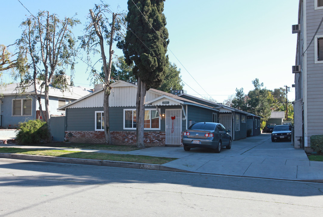 244 W Elm Ave in Burbank, CA - Building Photo